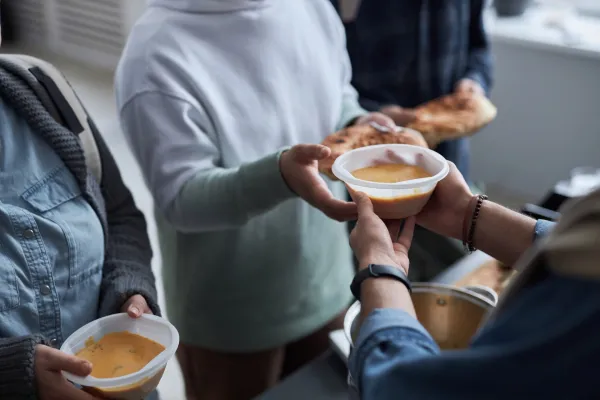 volunteer-serving-meals-to-people-in-need-2026-01-08-07-00-38-utc-697b524f399e7